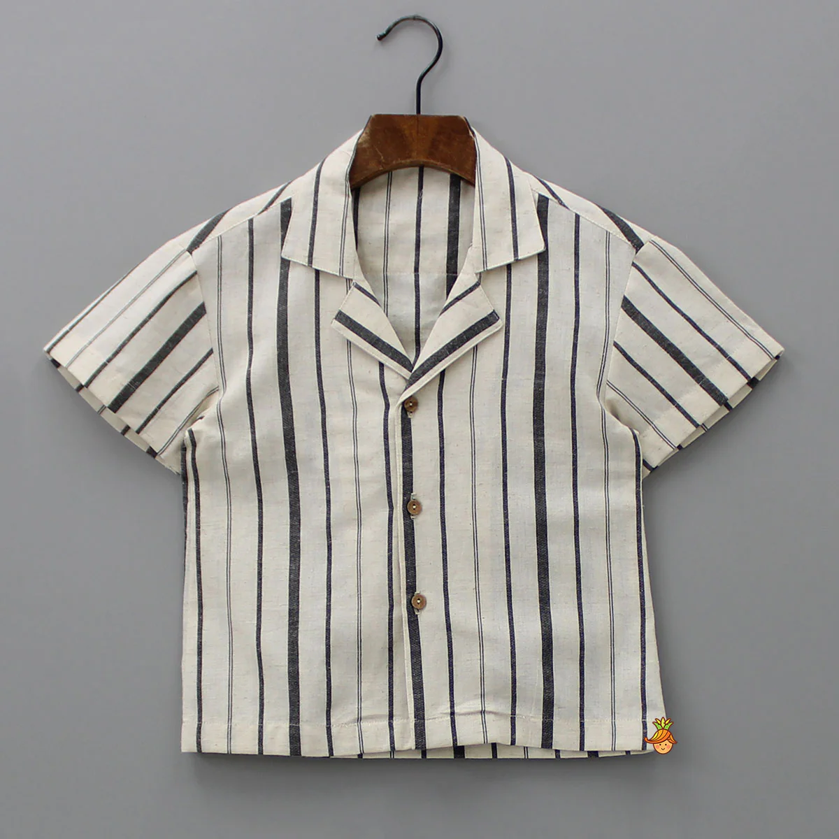 Black Stripe Printed Off White Shirt And Pockets Detail Shorts - Image 3