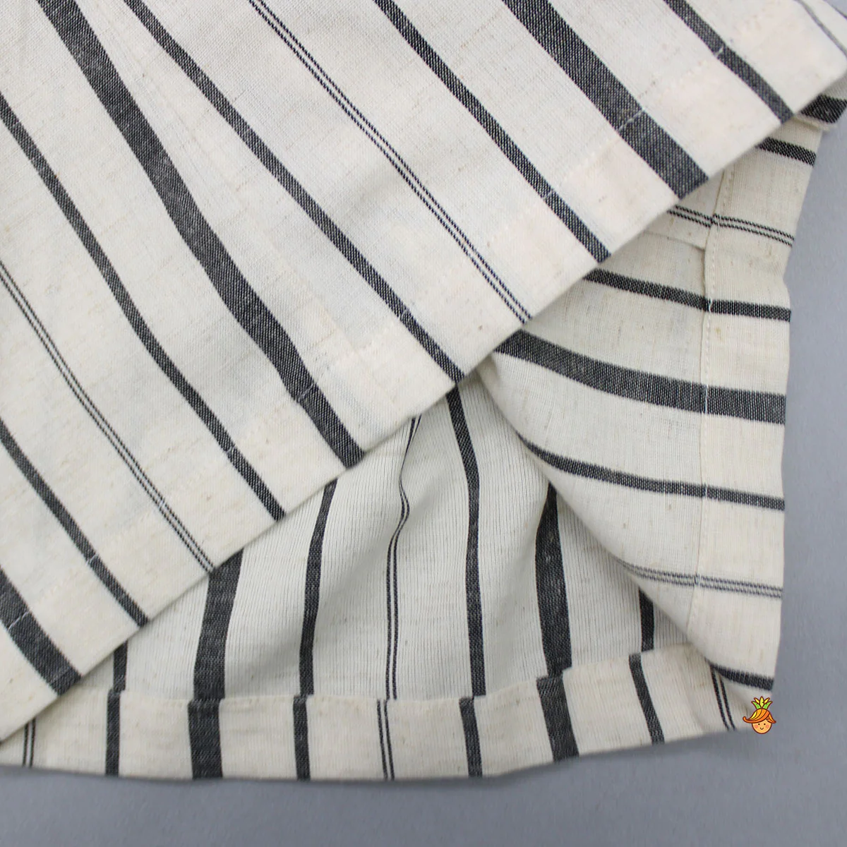 Black Stripe Printed Off White Shirt And Pockets Detail Shorts - Image 5
