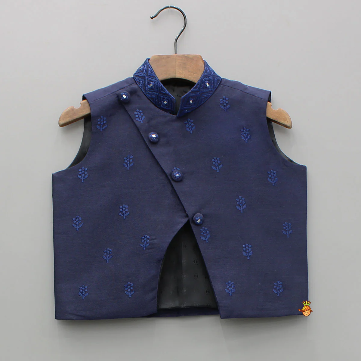 Ethnic Kurta With Diagonal Button Detail Jacket And Pyjama - Image 6