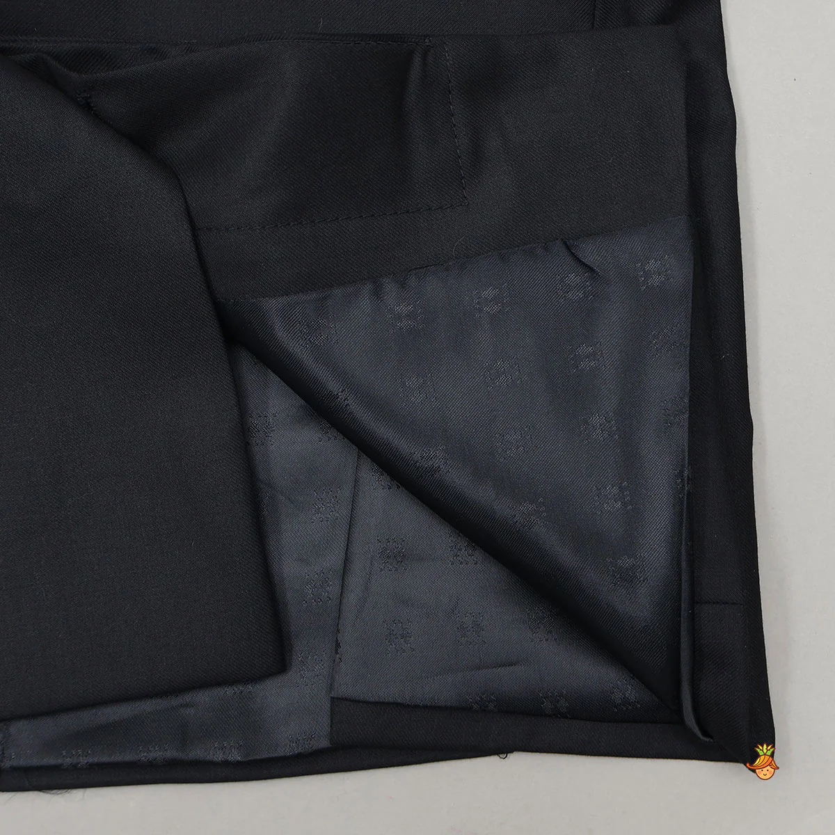 Dual Pocket Detail Elegant Sherwani And Pant - Image 5