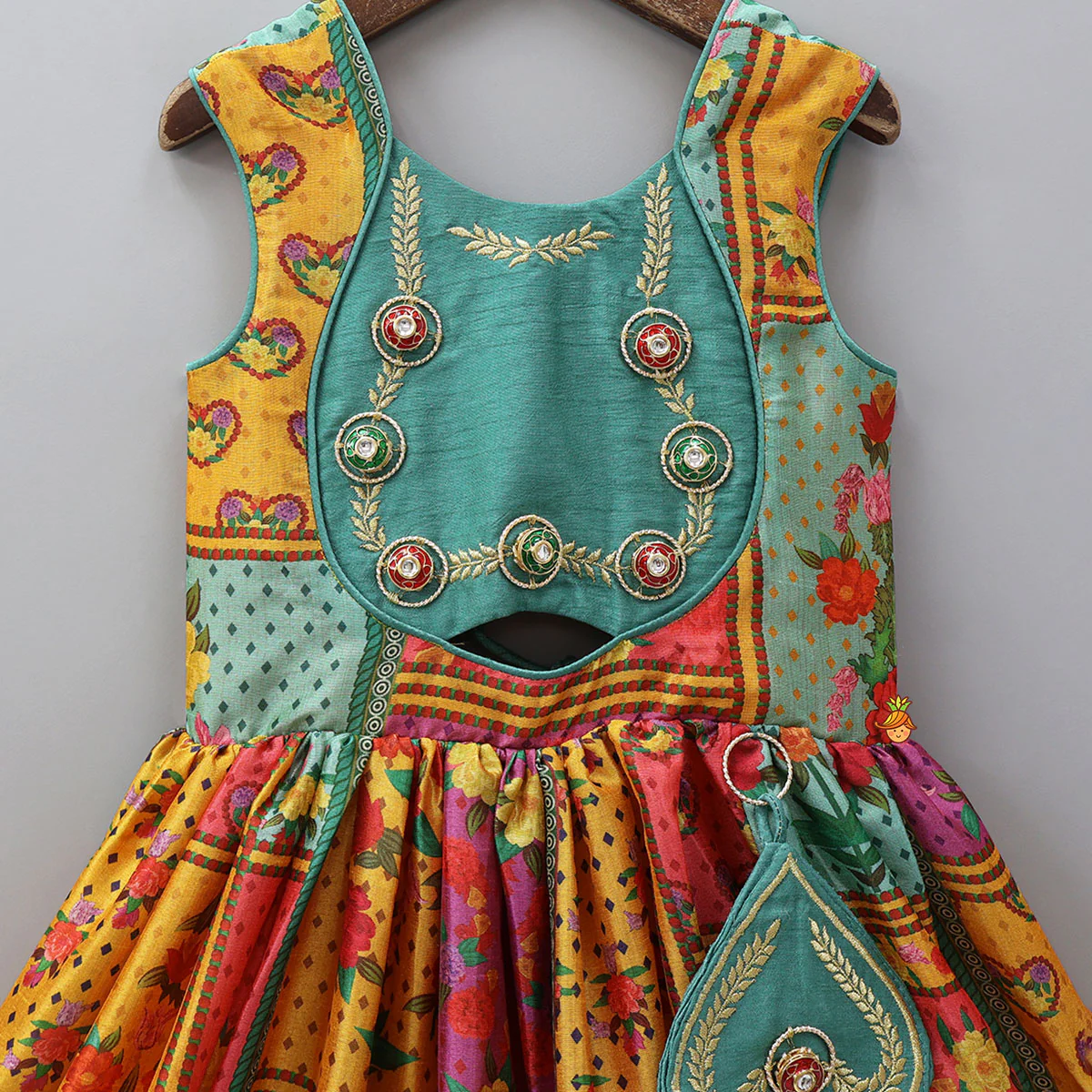 Elegant Multicolour Printed Sleeveless Dress With Attached Bag And Matching Hairband - Image 4