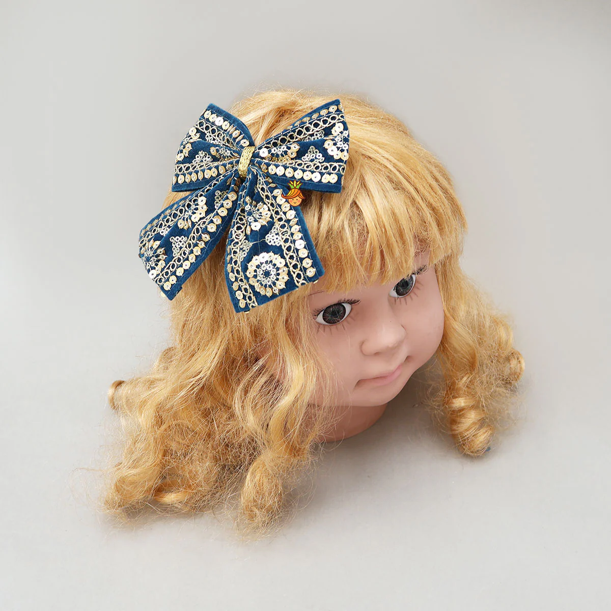 Elegant Sequins Embroidered Velvet Hair Clip - Image 4