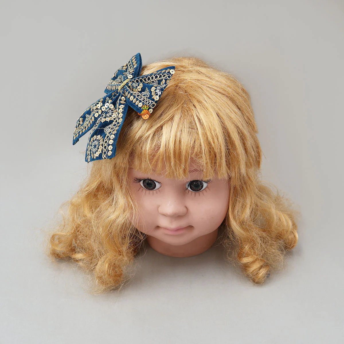 Elegant Sequins Embroidered Velvet Hair Clip - Image 5