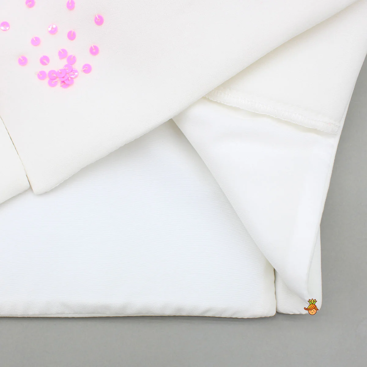 Embellished White Blazer Style Top With Pant And Bow Hairclip - Image 6