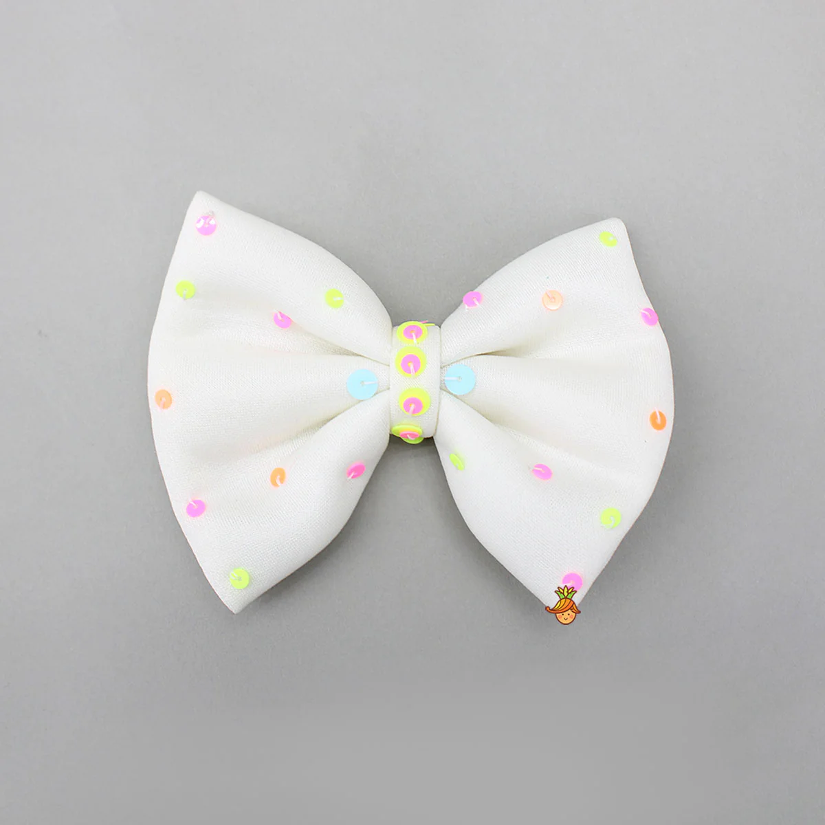 Embellished White Blazer Style Top With Pant And Bow Hairclip - Image 7