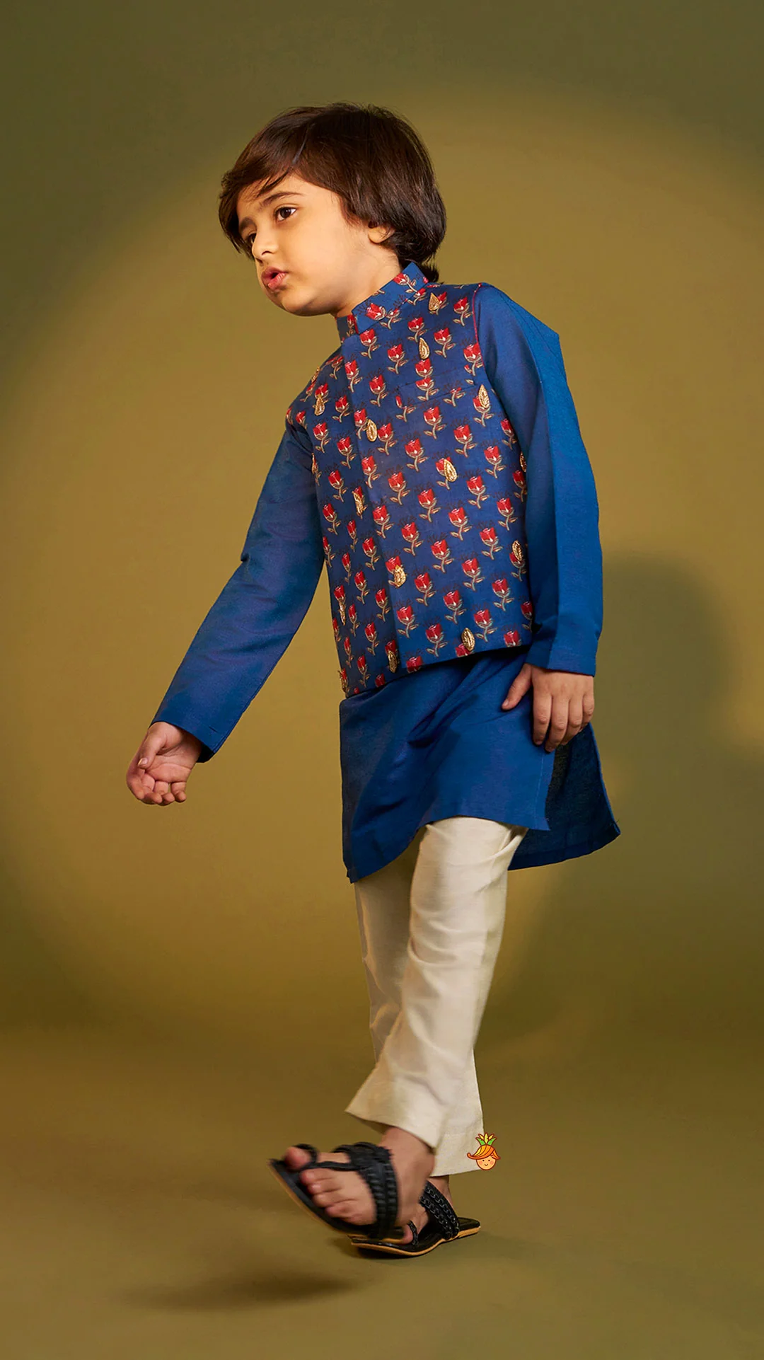 Ethnic Kurta With Pocket-Detail Jacket And Pyjama - Image 5