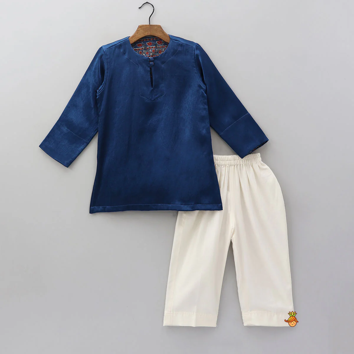 Ethnic Kurta With Three Pocket Detail Jacket And Pyjama - Image 3