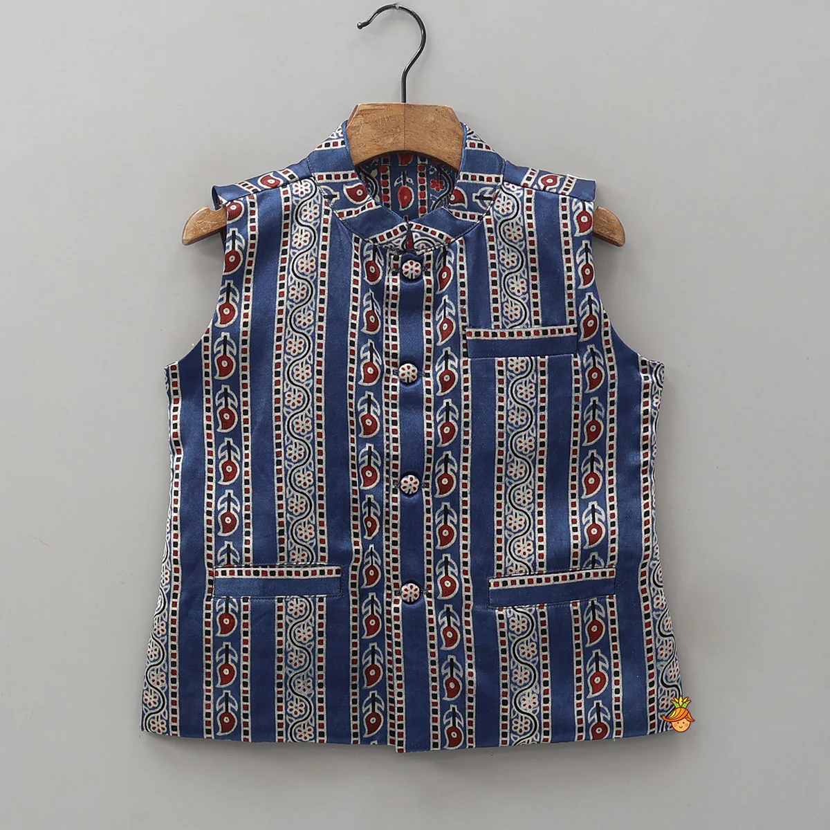 Ethnic Kurta With Three Pocket Detail Jacket And Pyjama - Image 6