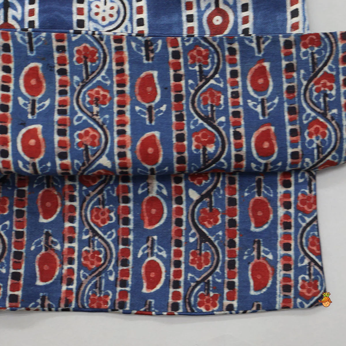 Ethnic Kurta With Three Pocket Detail Jacket And Pyjama - Image 8
