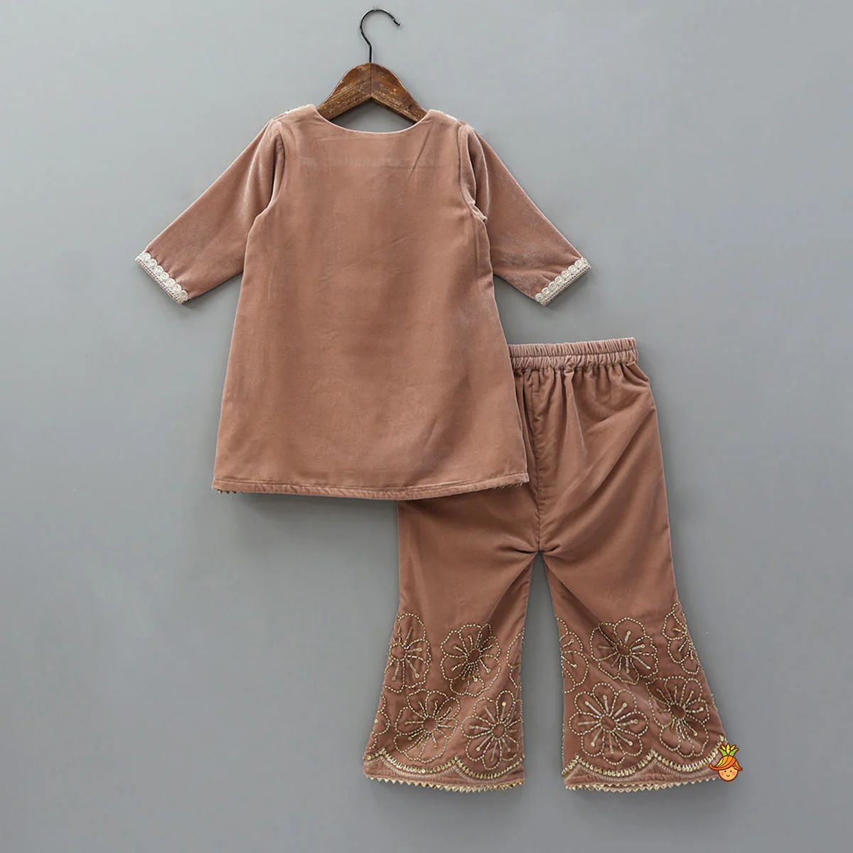 Front-Slit Velvet Kurti And Pant With Dupatta - Image 2