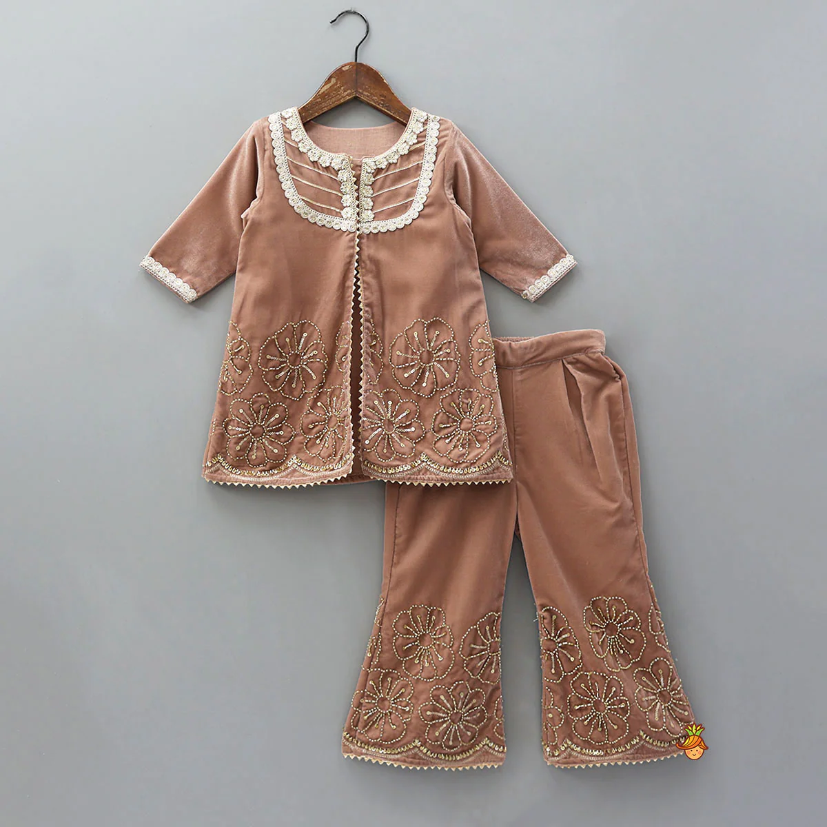 Front-Slit Velvet Kurti And Pant With Dupatta - Image 3