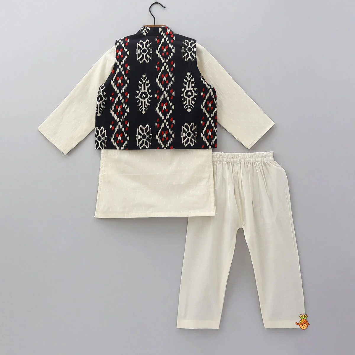 Pocket Detail Ethnic Kurta With Contrasting Jacket And Pyjama - Image 2