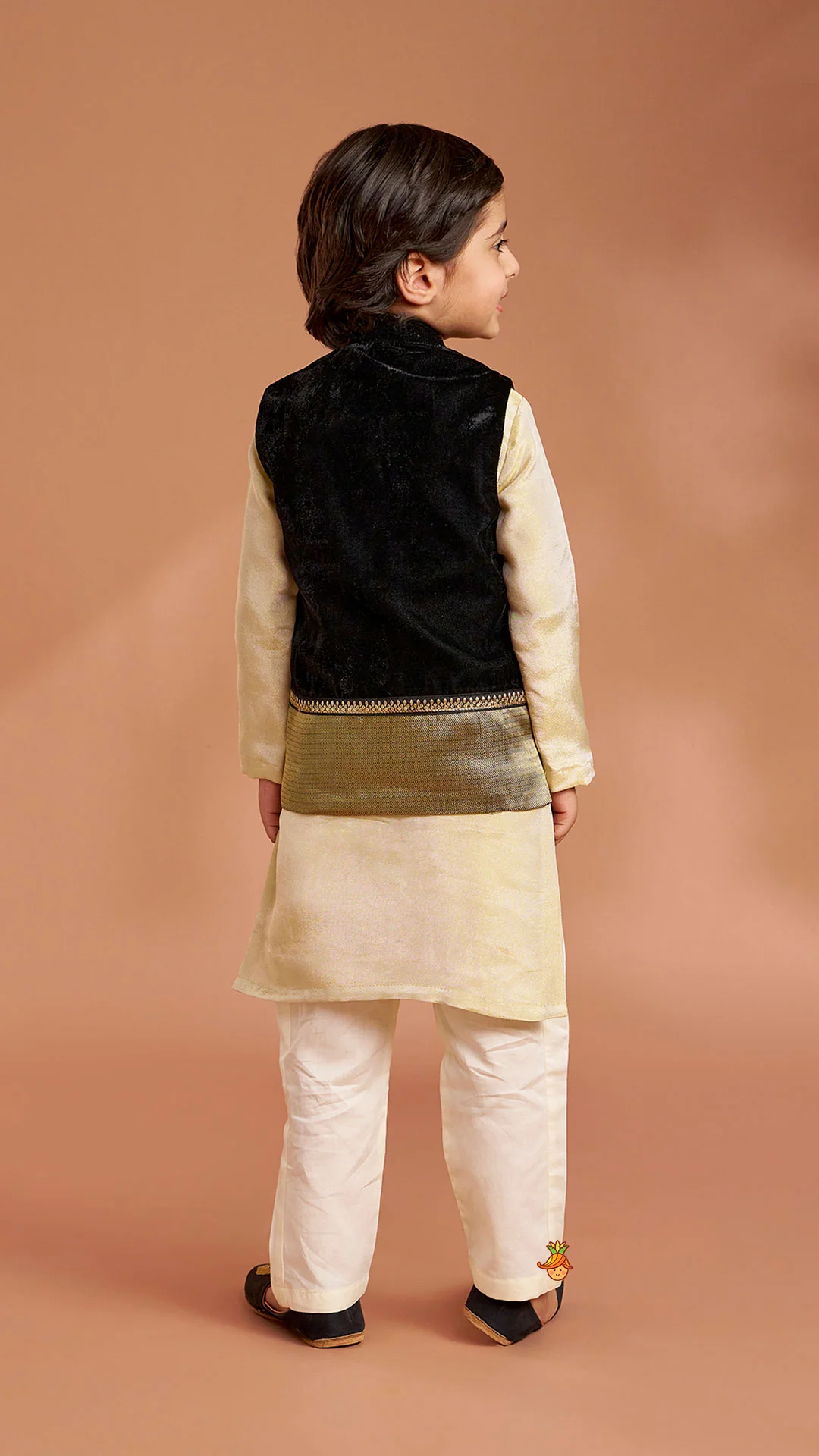 Shimmery Stylish Cut Hem Kurta With Velvet Jacket And Pyjama - Image 10