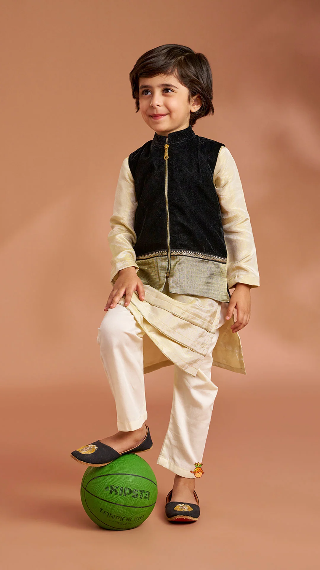 Shimmery Stylish Cut Hem Kurta With Velvet Jacket And Pyjama - Image 4