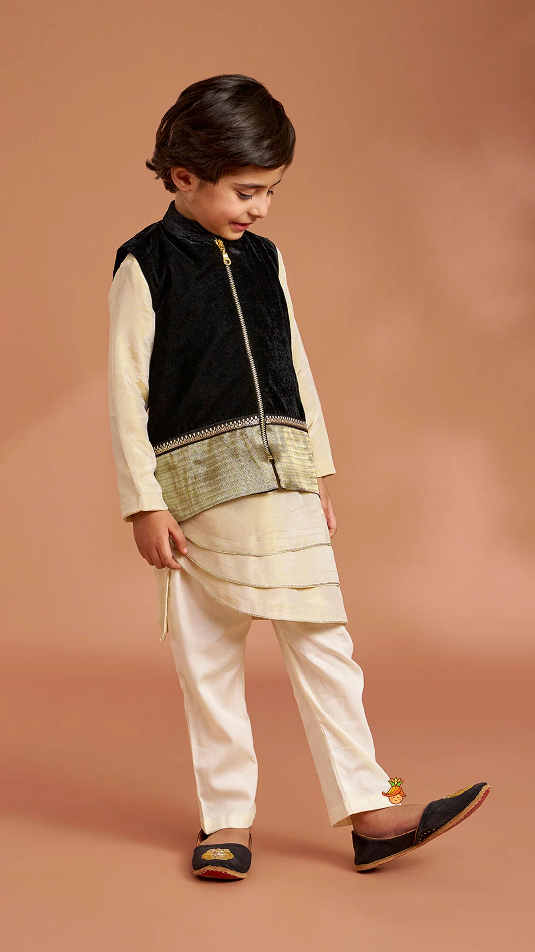 Shimmery Stylish Cut Hem Kurta With Velvet Jacket And Pyjama - Image 5