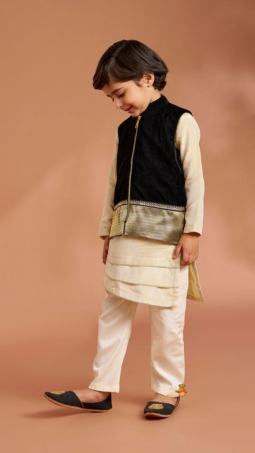 Shimmery Stylish Cut Hem Kurta With Velvet Jacket And Pyjama - Image 6