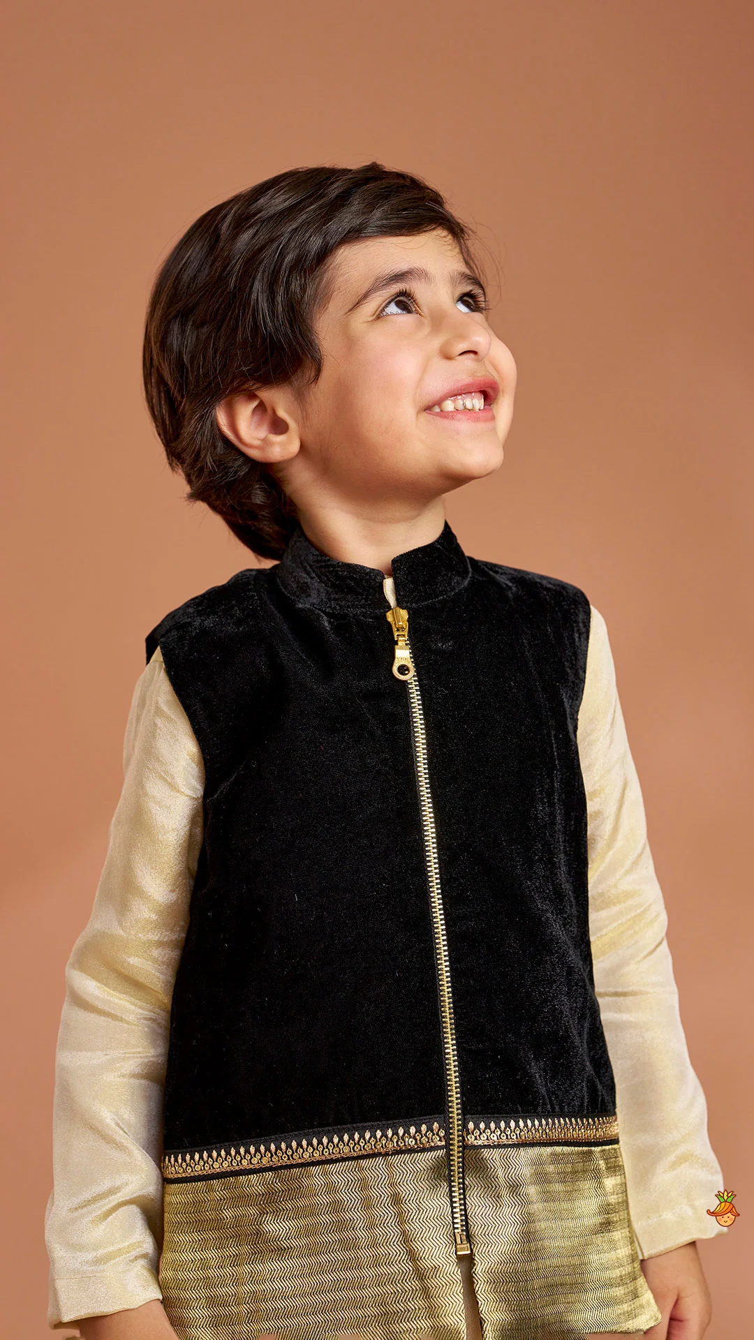 Shimmery Stylish Cut Hem Kurta With Velvet Jacket And Pyjama - Image 7