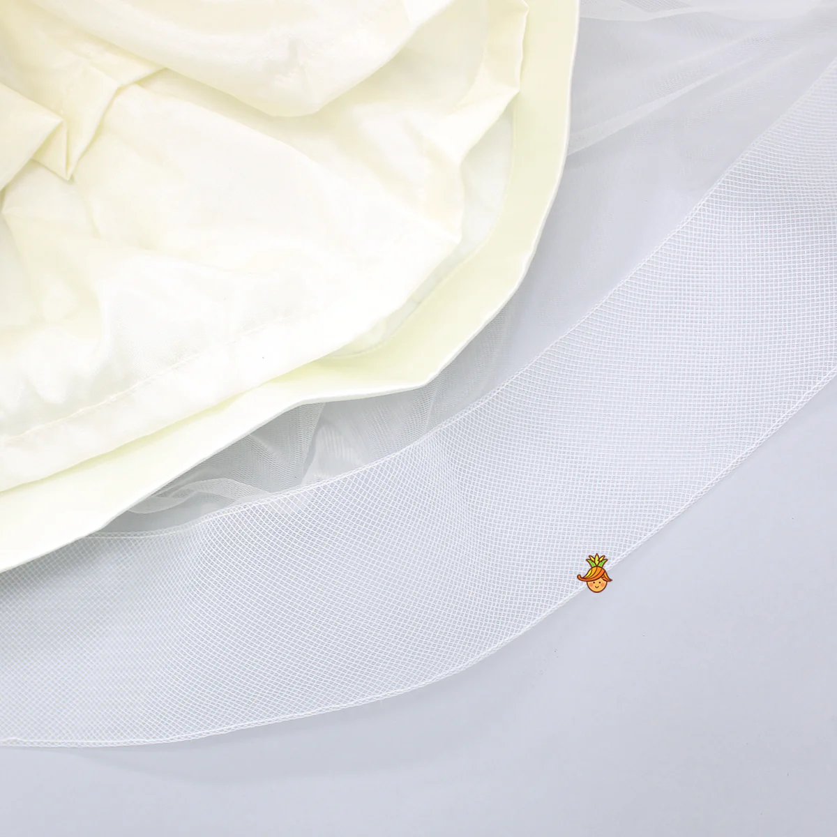 Stylish Off White Trail Dress With Bowie Pearl String Hair Clip - Image 5