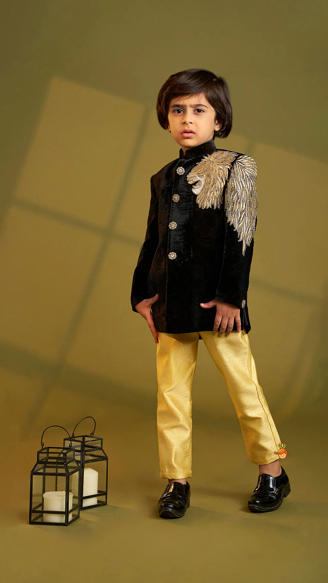 Stylish Zari Embroidered Velvet Sherwani With Pyjama - Image 2