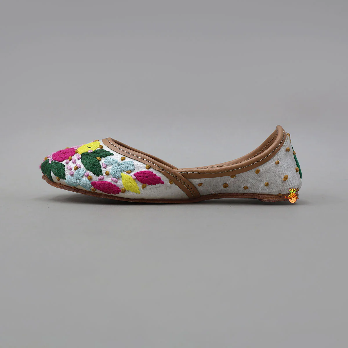 Thread Floral Embroidered Flat Jutti - Image 4